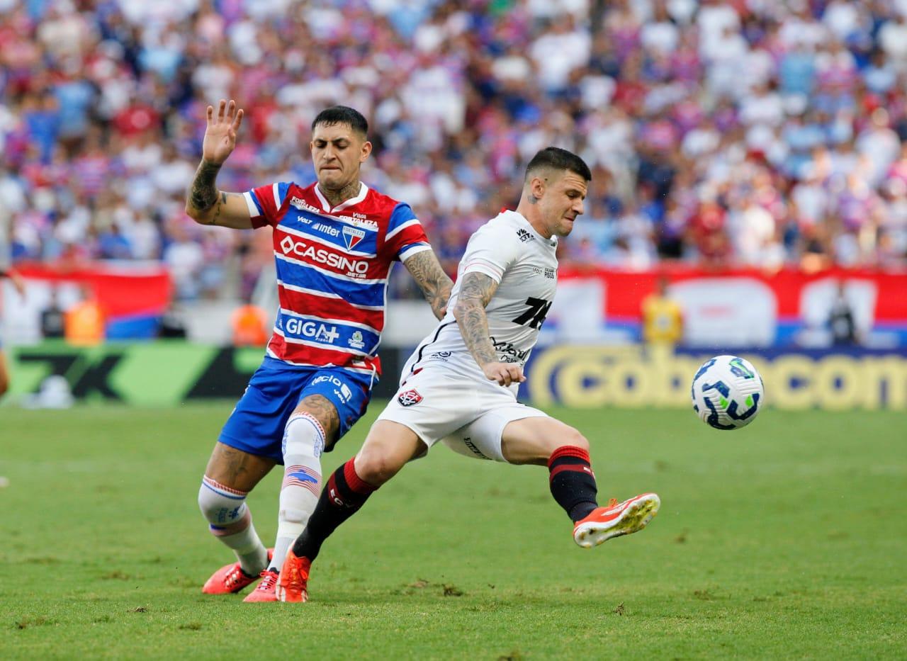 Atletas de Fortaleza e Vitória-BA disputam bola