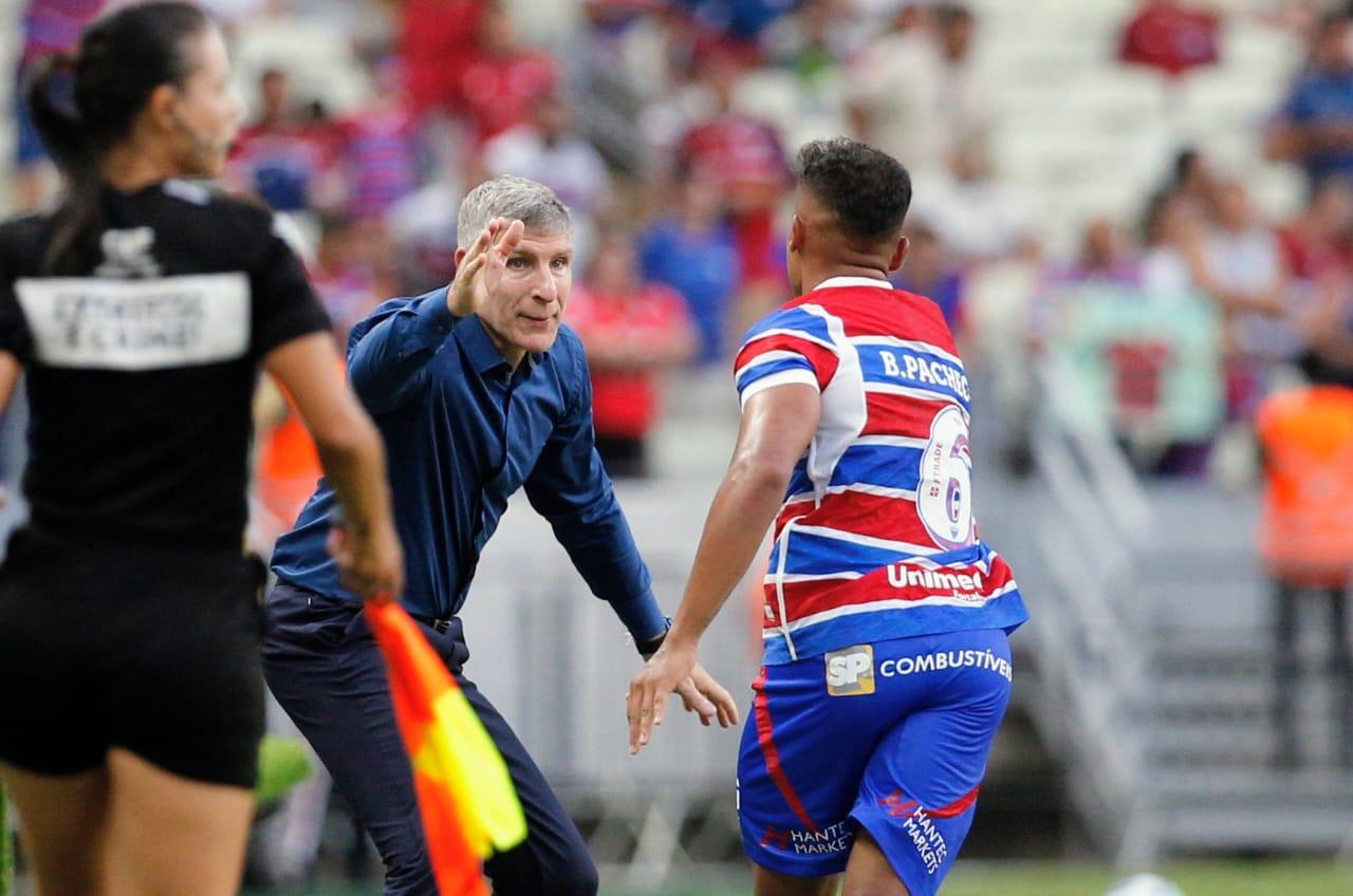 Palermo e Bruno Pacheco comemoram gol na Arena Castelão