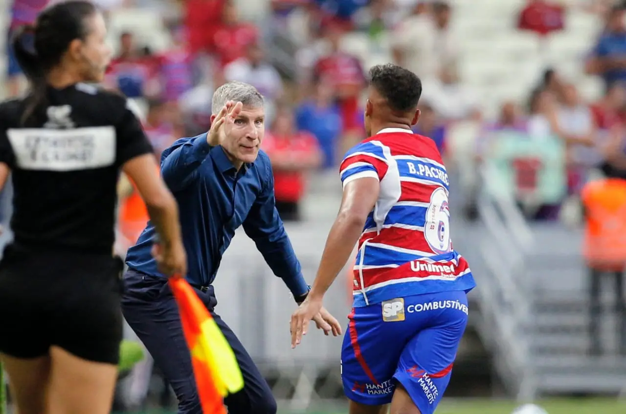 Palermo e Bruno Pacheco comemoram gol na Arena Castelão