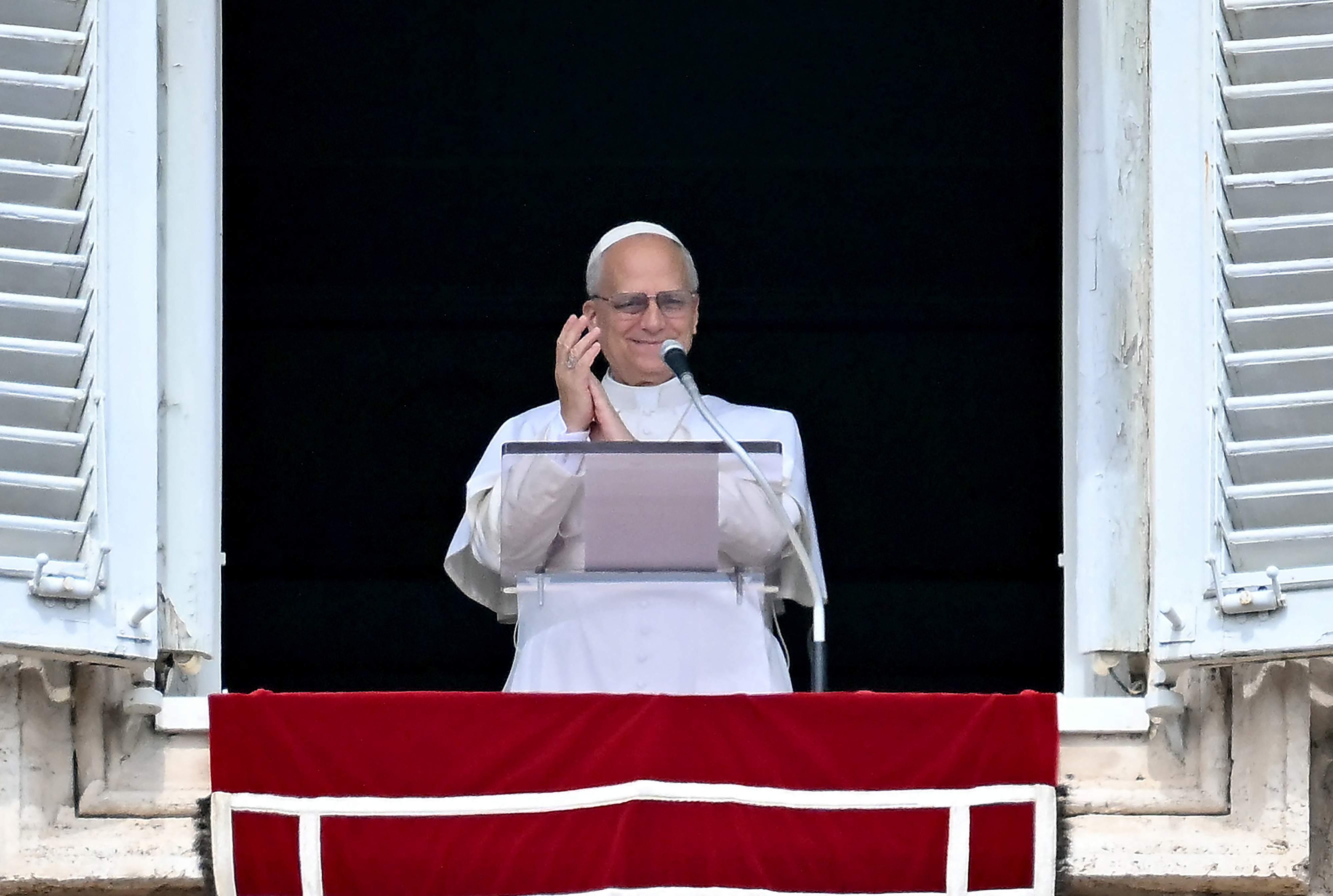 Imagem do Papa Leão agradecendo as homenagens em seu aniversário, no Vaticano