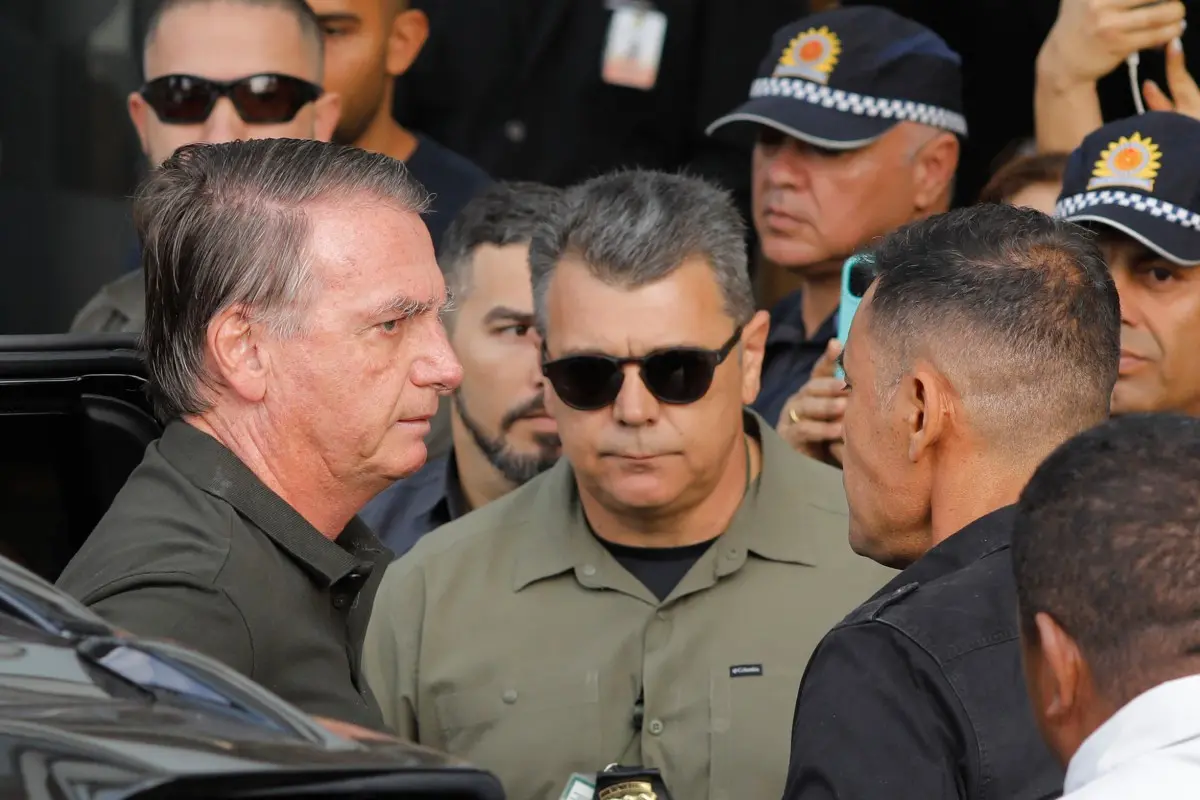 Jair Bolsonaro acompanhado de agentes de segurança