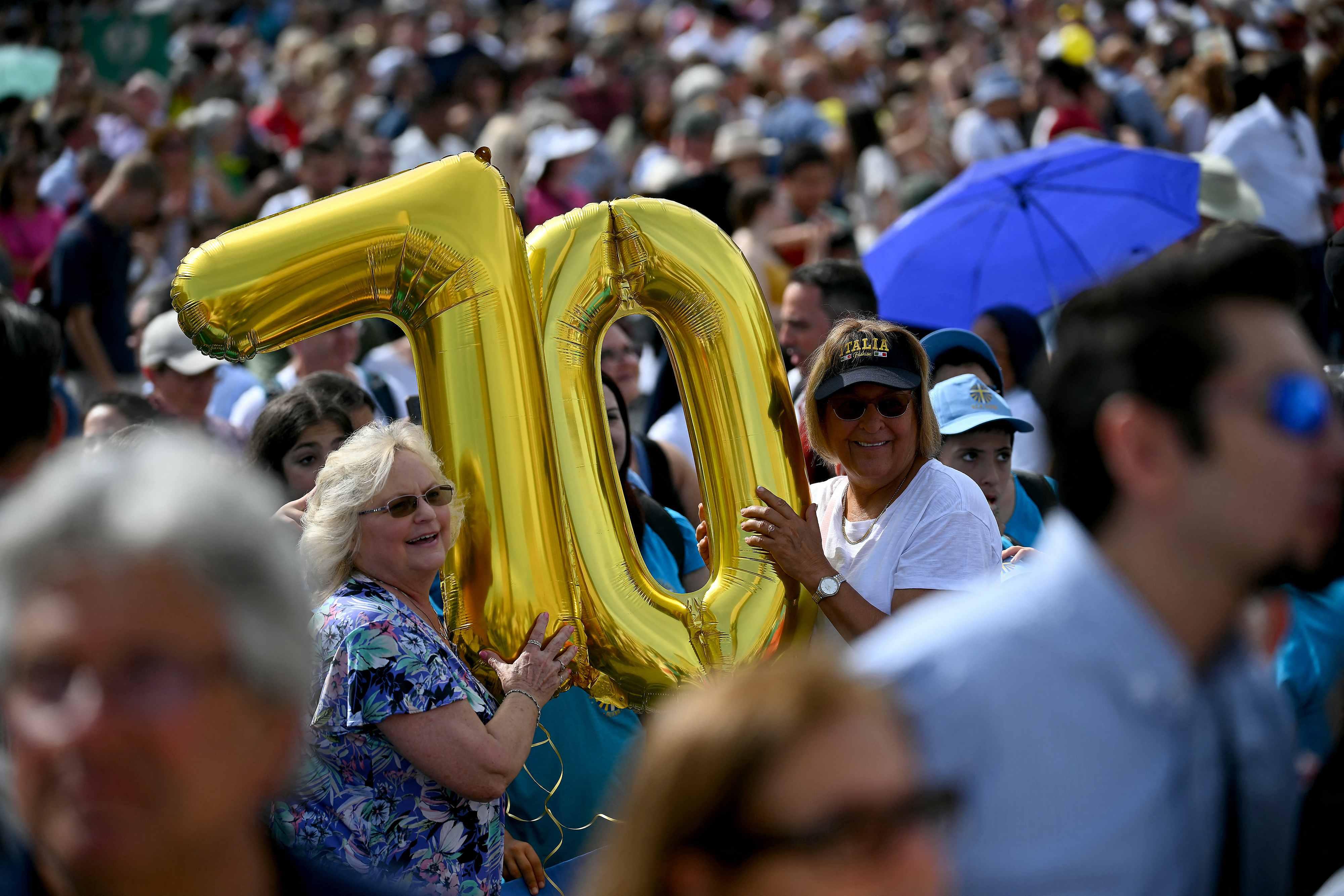 Imagem de fiéis se reunindo no Vaticano para comemorar o aniversário de 70 anos do papa Leão