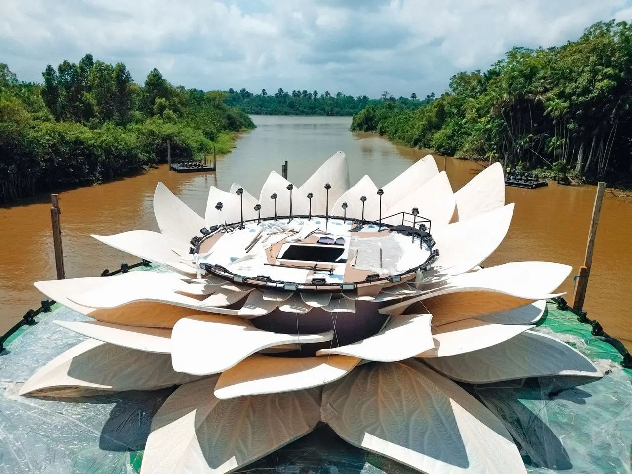 Estrutura do palco pesa 13 toneladas e já está montada sobre as águas do rio Guamá, em Belém