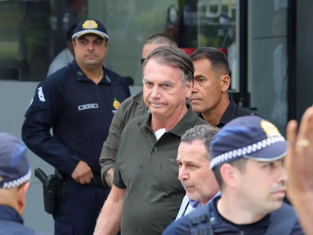 Bolsonaro retorna à prisão domiciliar após procedimento em hospital de Brasília - PontoPoder - Diário do Nordeste