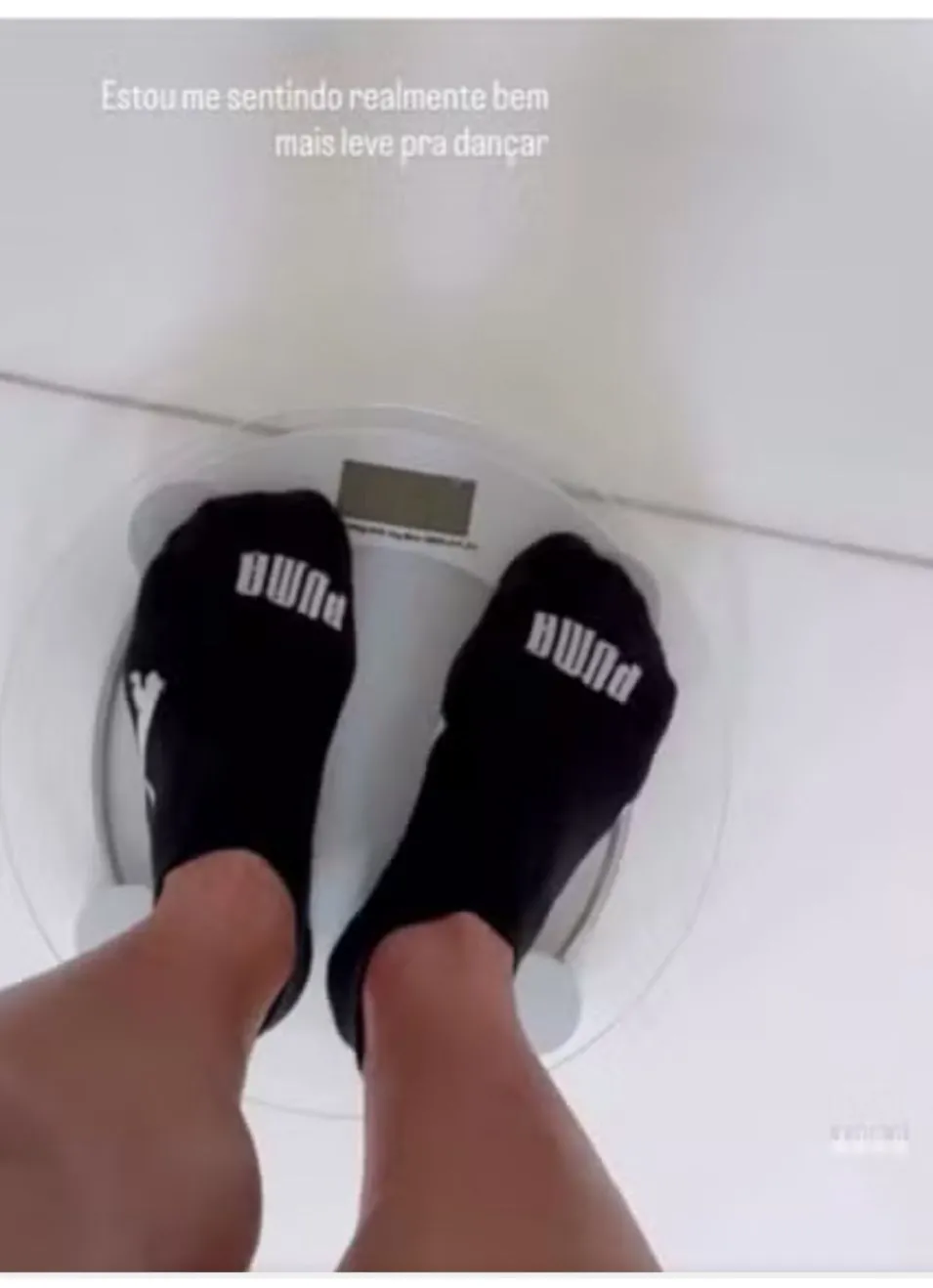 A musa fitness subiu na balança e publicou o registro nas redes sociais