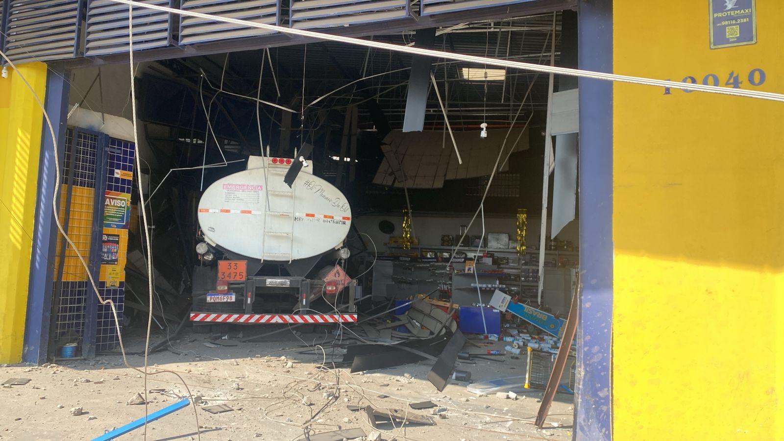 Caminhão-tanque invade o interior de uma loja de ferragens às margens da BR-116, no bairro Jangurussu, em Fortaleza. A colisão destruiu parte da estrutura do estabelecimento, derrubou fios elétricos e deixou escombros espalhados pelo chão