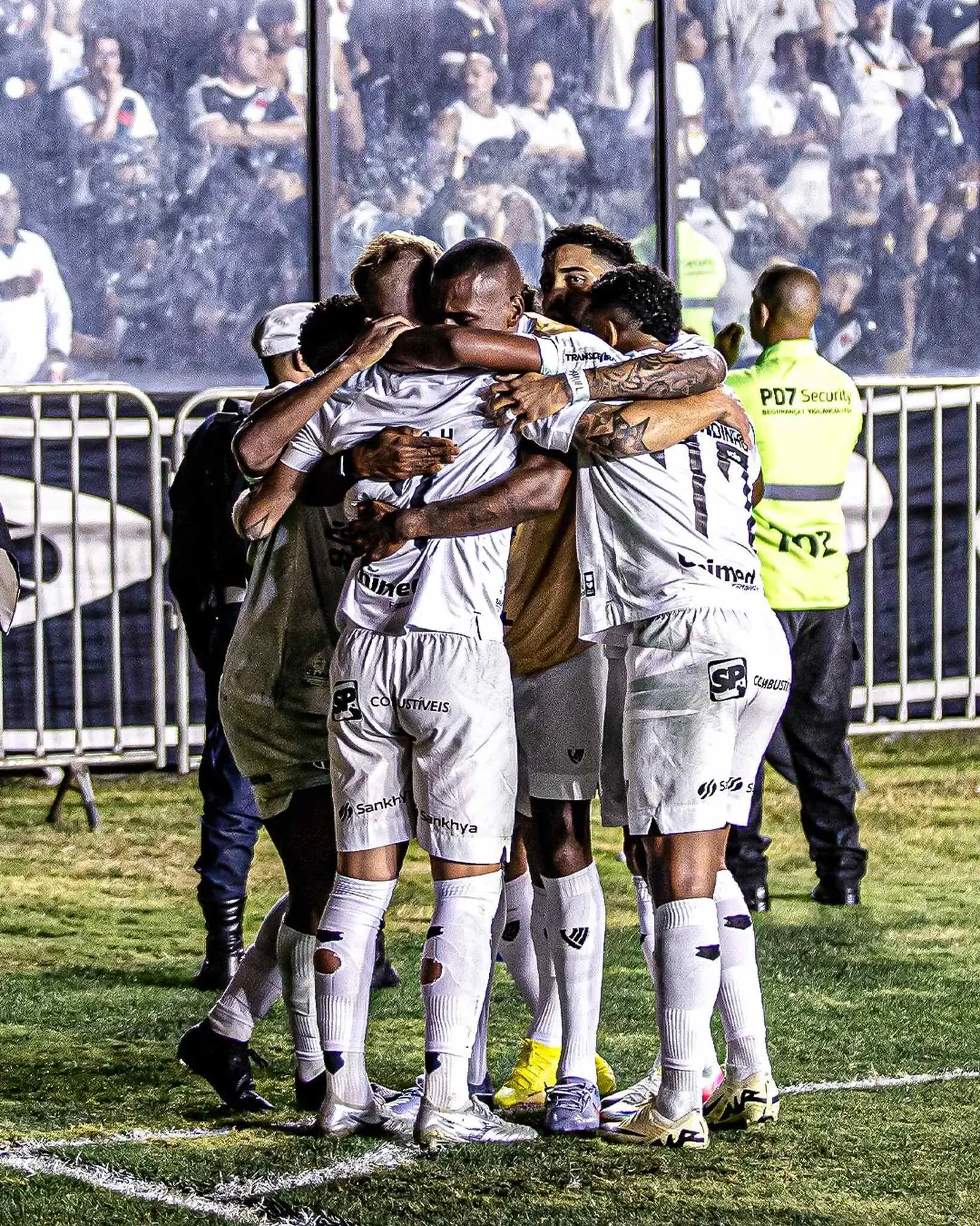 Foto de jogadores do Ceará comemoram gol contra o Vasco