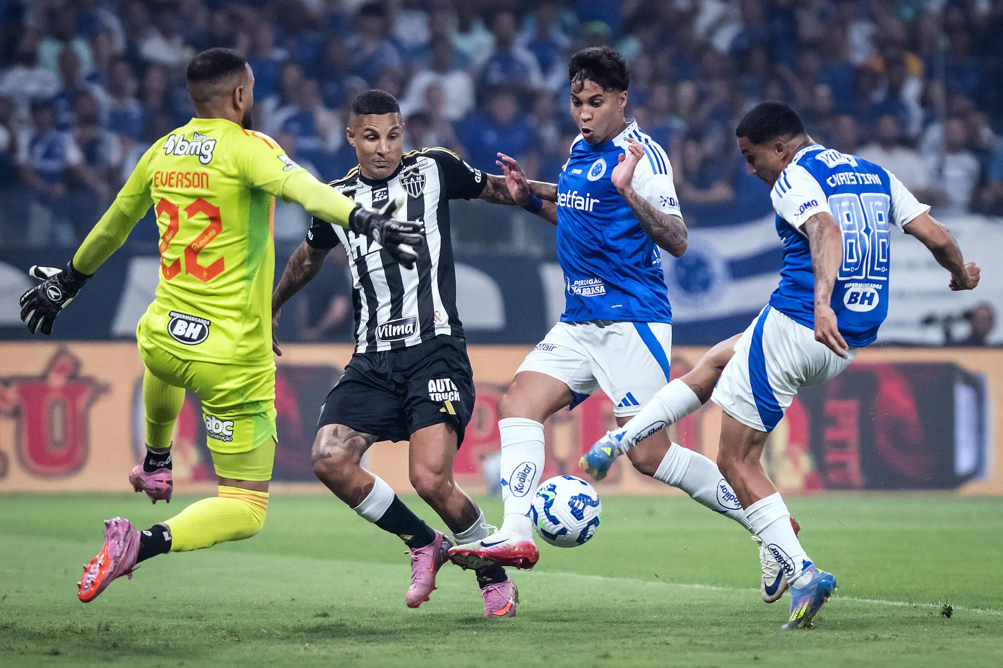 Foto de jogadores do Cruzeiro durante partida contra o Atlético-MG na Copa do Brasil