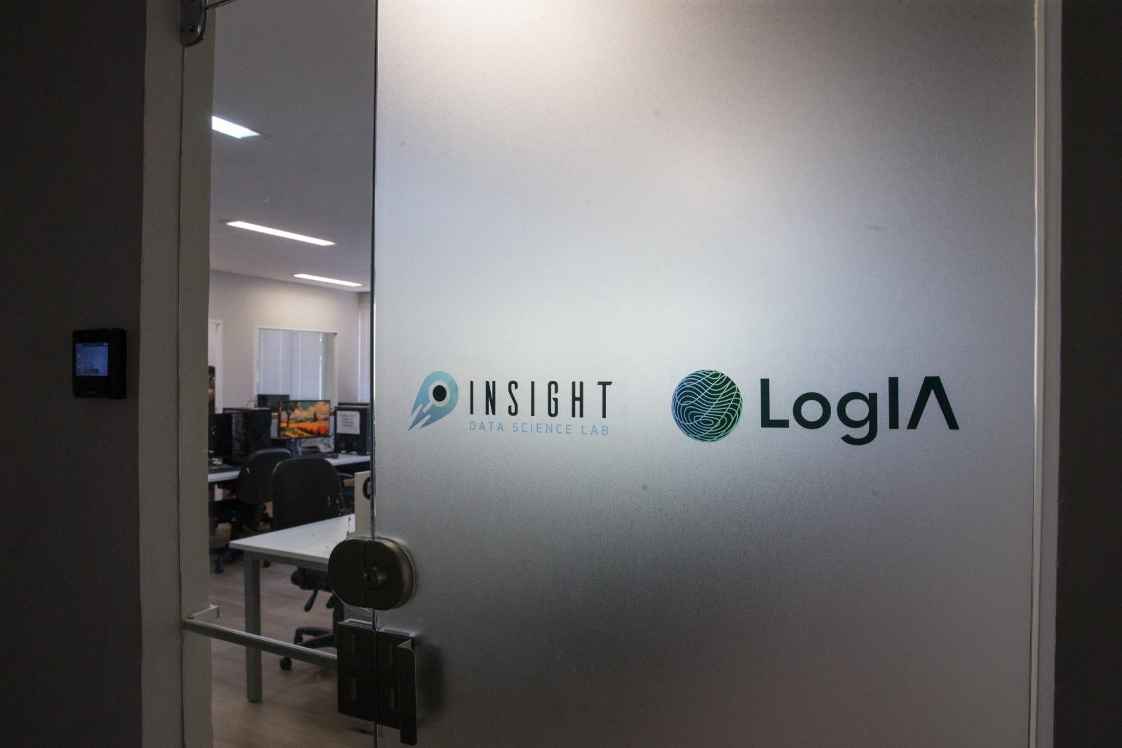 Porta com as logos dos laboratórios Insight e LogIA