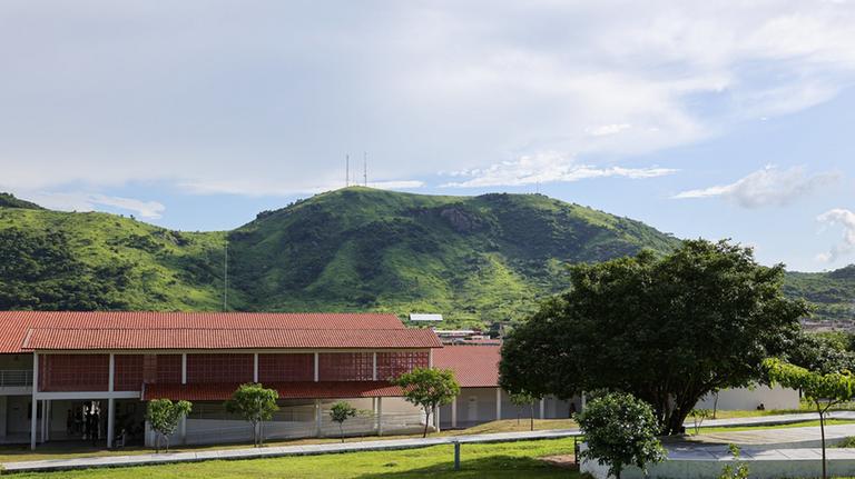 Foto externa do campus da UFC em Itapajé, rodeado de montes verdes