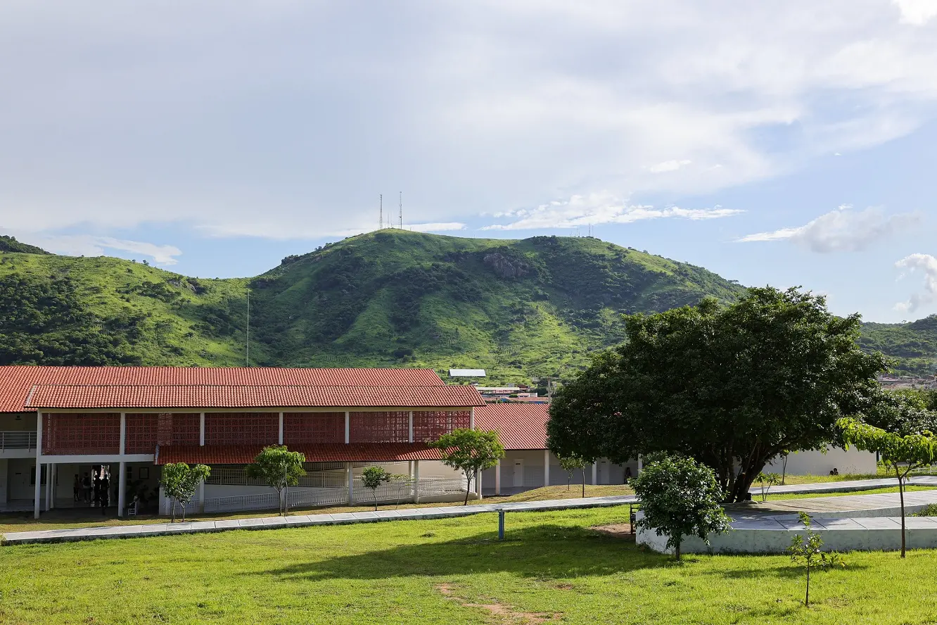 Foto externa do campus da UFC em Itapajé, rodeado de montes verdes