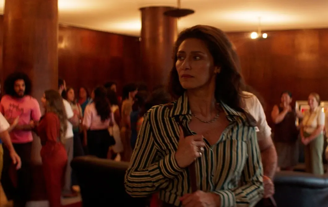 Maria Fernanda Cândido em cena do filme O Agente Secreto