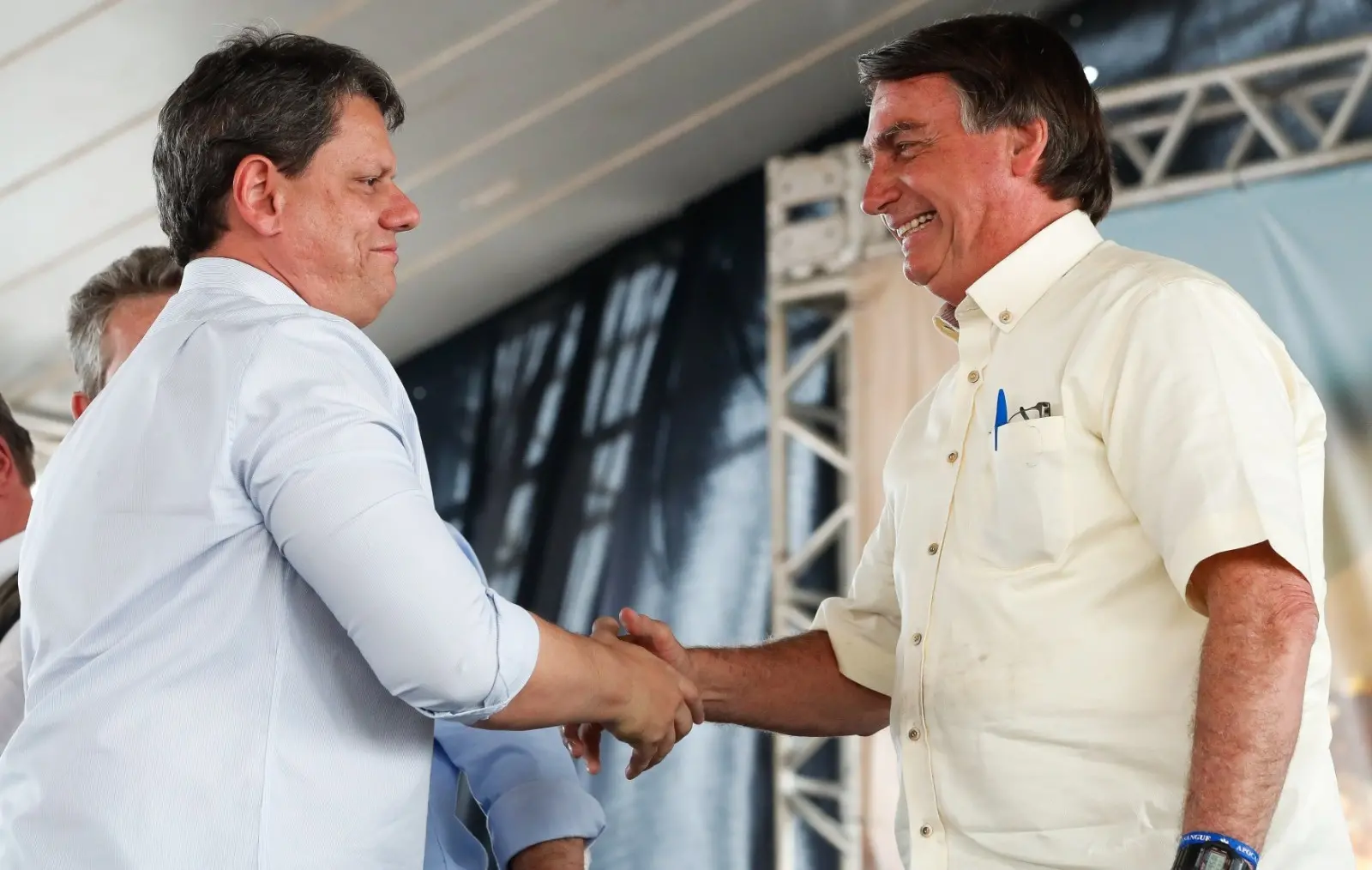 Tarcísio cumprimenta Bolsonaro em evento do governo