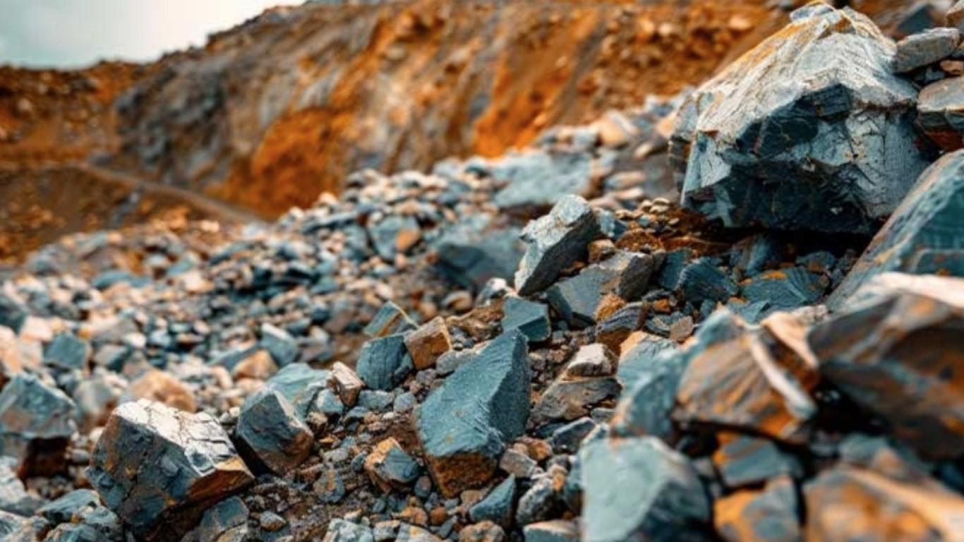 Foto que contém minerais brutos em campos do Brasil. Imagem usada em matéria sobre primeira mina de diamante no Ceará