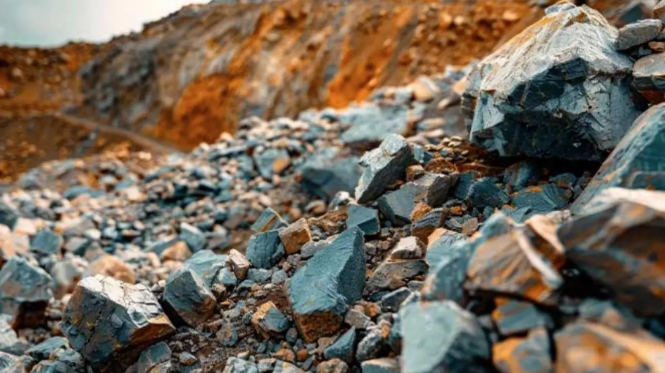 Foto que contém minerais brutos em campos do Brasil. Imagem usada em matéria sobre primeira mina de diamante no Ceará