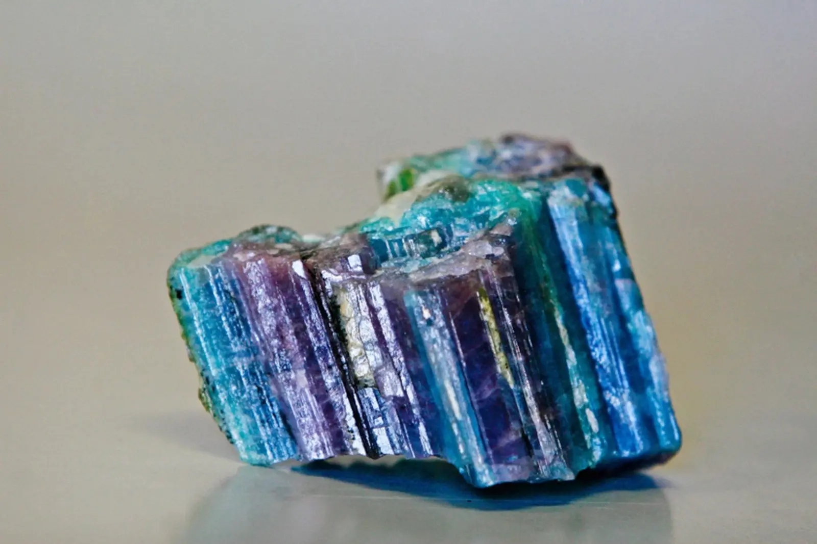 Foto que contém pedaço bruto de turmalina-paraíba. Imagem usada em matéria sobre a primeira mina de diamante no Ceará