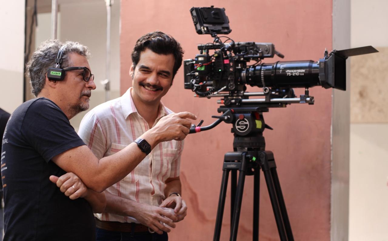 Diretor Kleber Mendonça Filho e ator Wagner Moura em registro de bastidores do longa 'O Agente Secreto'