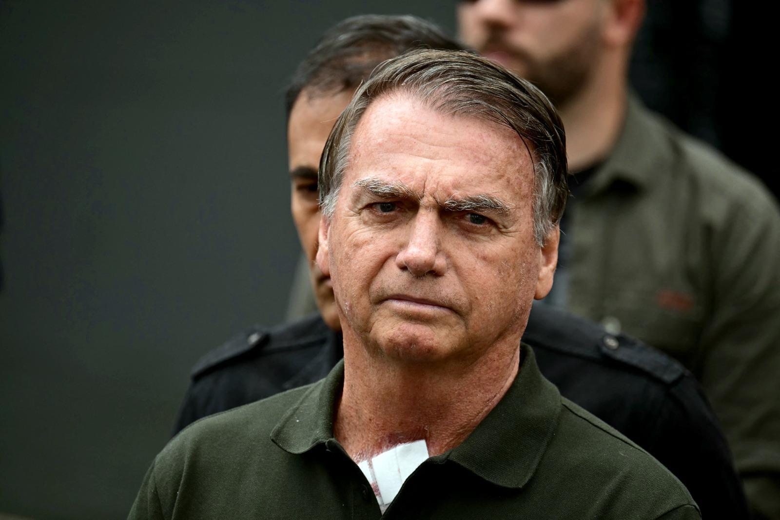 Bolsonaro escoltado por policiais. Imagem usada para matéria sobre pedidos de visitas a Moraes
