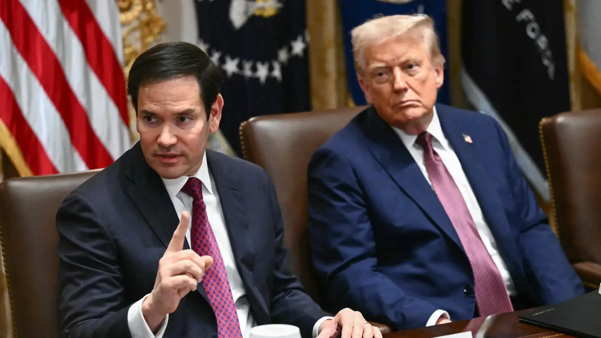 Imagem de Marco Rubio ao lado de Donald Trump usada em matéria sobre promessa de sanções como resposta contra condenação de Bolsonaro