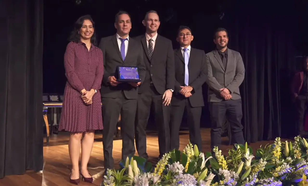 Foto de premiação onde o Governo do Ceará recebeu premiação que aumentou capacidade de pagamento