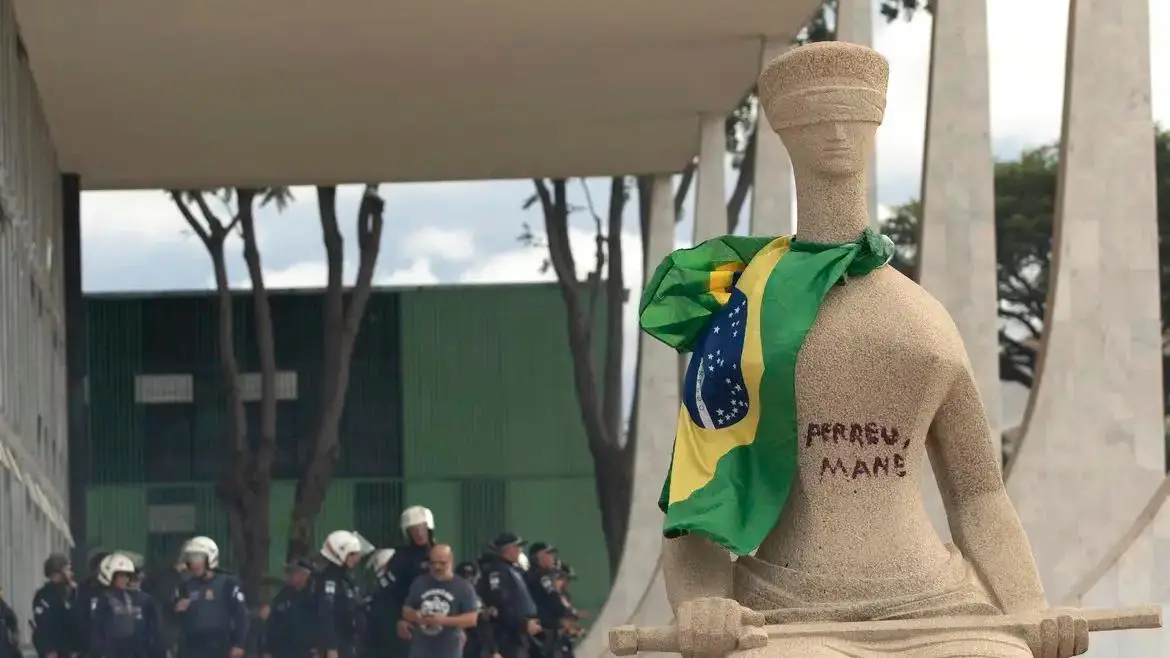 Imagem da estátua A Justiça para matéria sobre prisão domiciliar de Débora do Batom, que pichou estátua do STF, ser mantida por Moraes