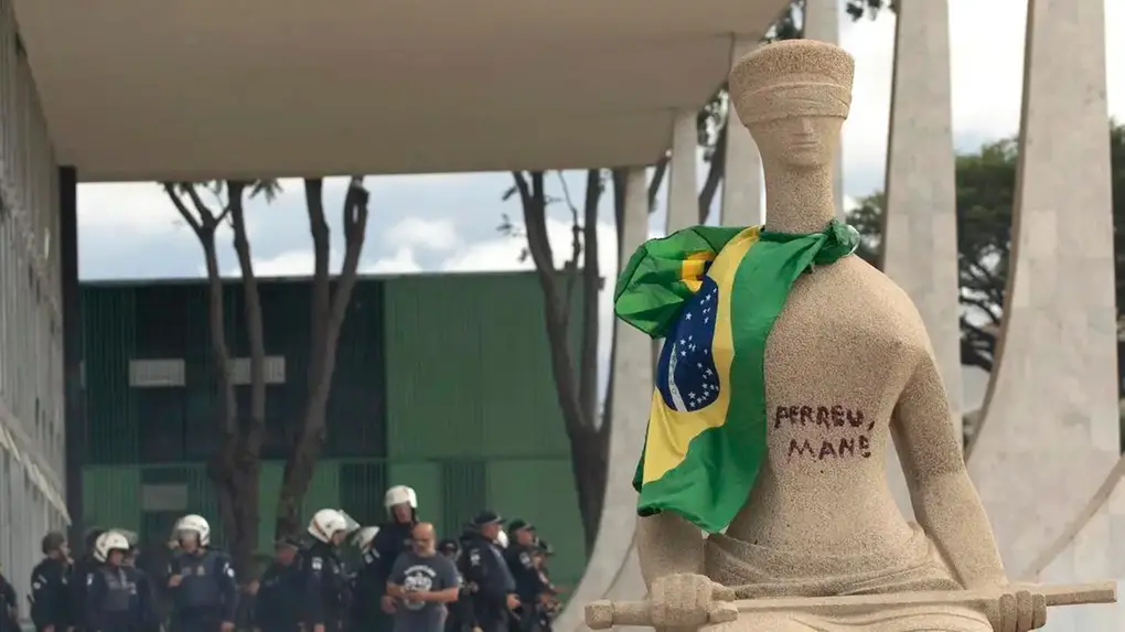 Imagem da estátua A Justiça para matéria sobre prisão domiciliar de Débora do Batom, que pichou estátua do STF, ser mantida por Moraes