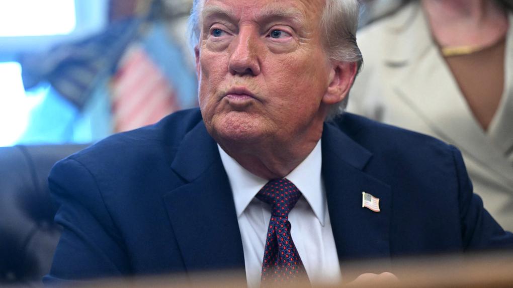 Imagem mostra presidente Donald Trump usando terno e fazendo bico com a boca, ilustrando ação de R$ 79 bilhões dele contra o jornal New York Times