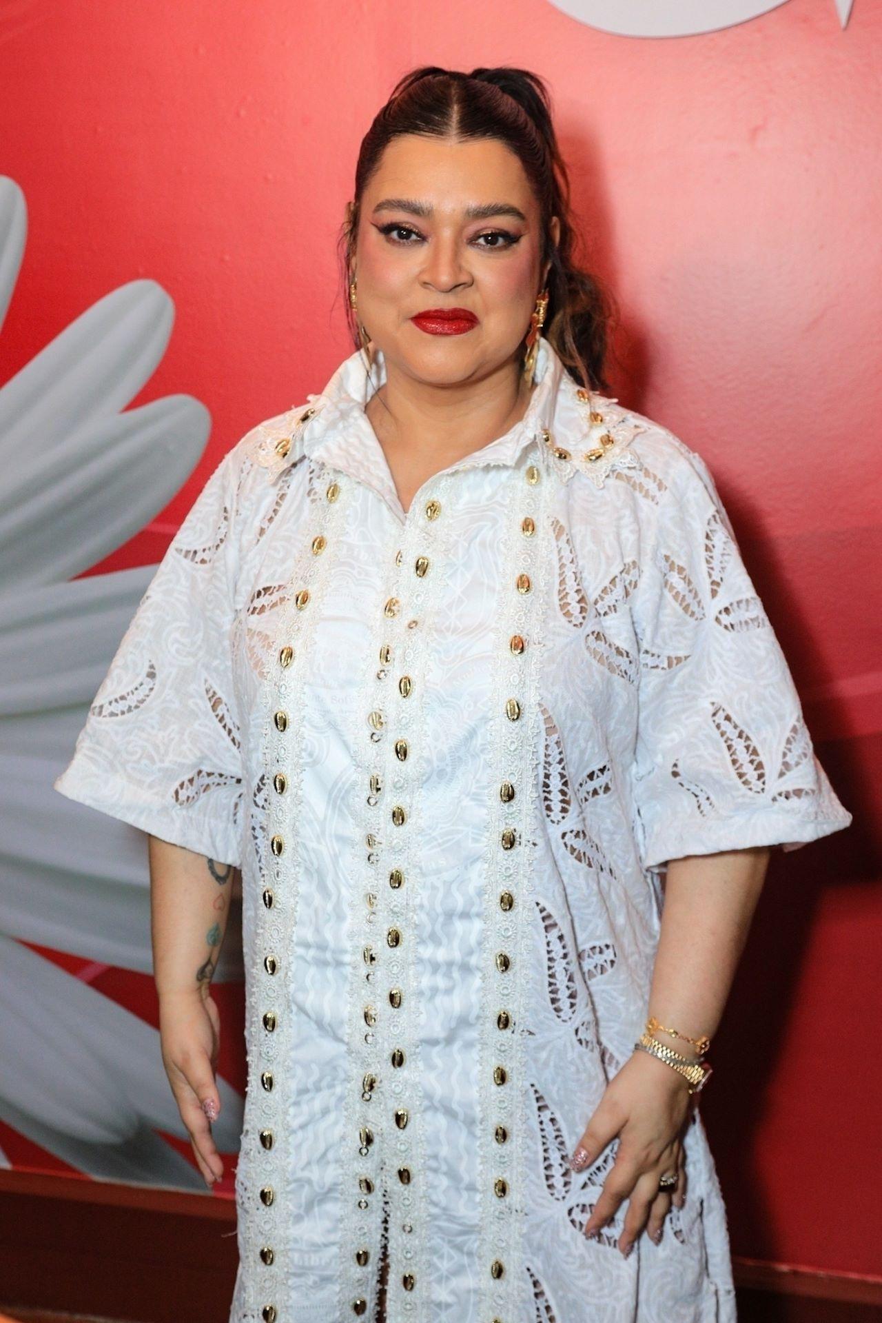 cantora preta gil, vestindo roupa branca