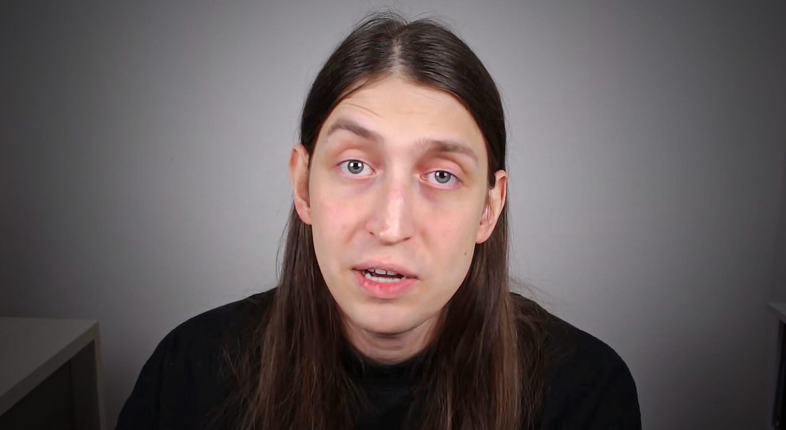 Imagem mostra youtuber Felca, sobre fundo cinza, ilustrando prisão de prende hacker suspeito de fornecer dados usados para ameaçar Felca