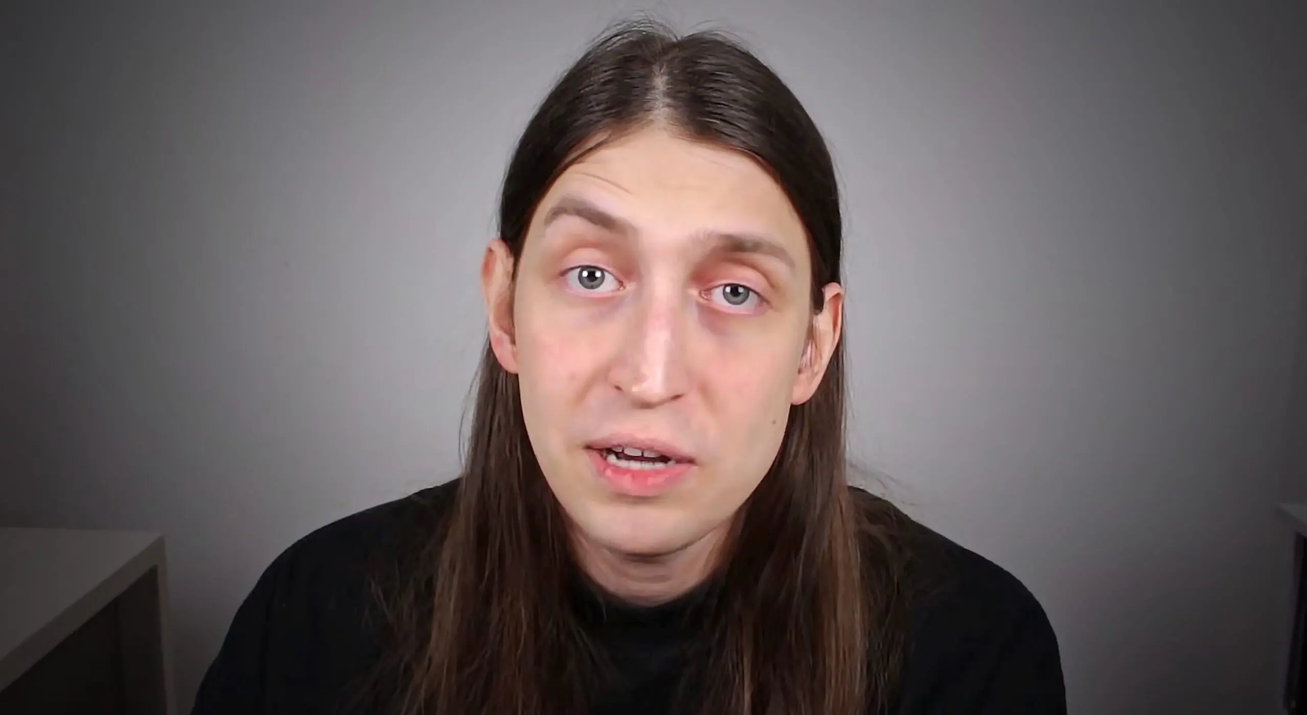 Imagem mostra youtuber Felca, sobre fundo cinza, ilustrando prisão de prende hacker suspeito de fornecer dados usados para ameaçar Felca