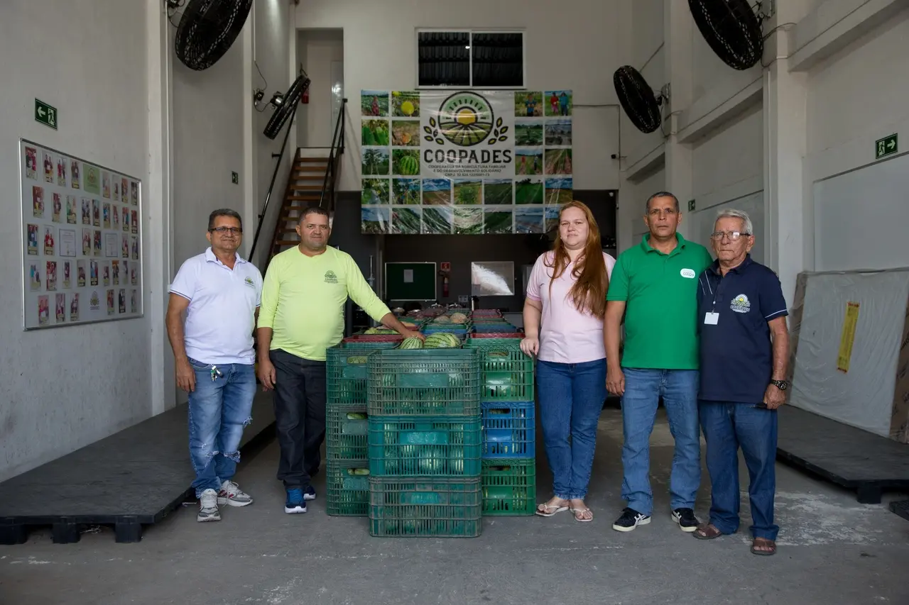 equipe da Coopades no centro de distribuição
