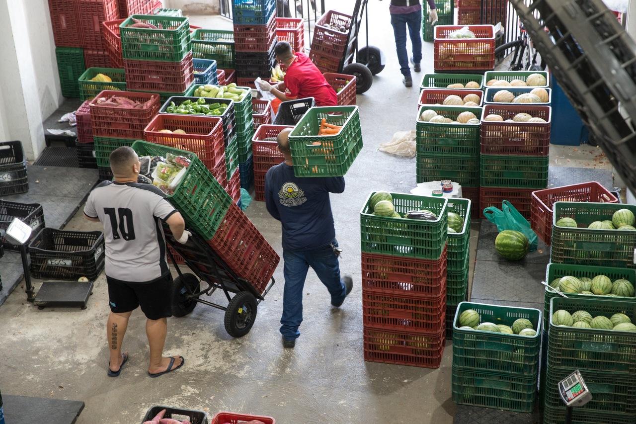 Movimentação no Centro de Distribuição da Coopades
