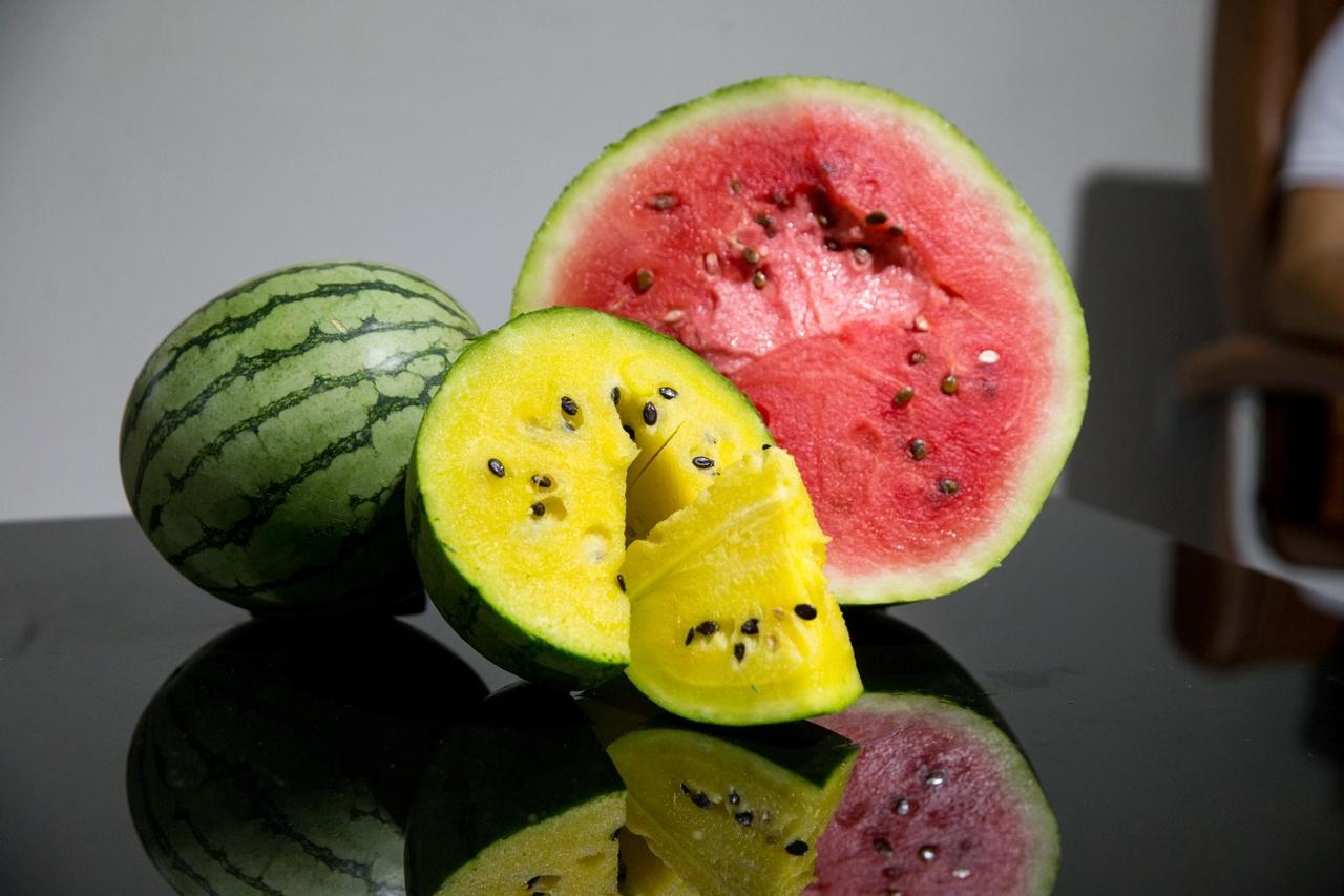 Melancias amarela e vermelha cortadas