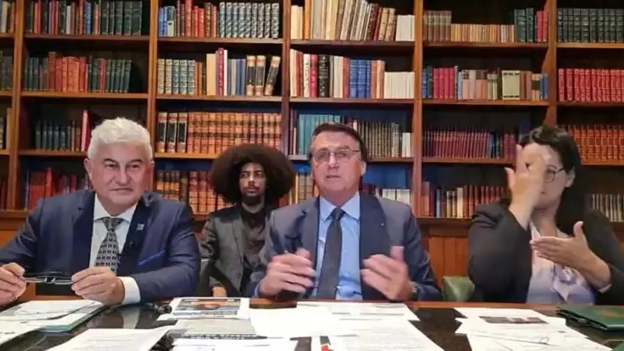 Bolsonaro e apoiadores em live transmitida nas redes sociais