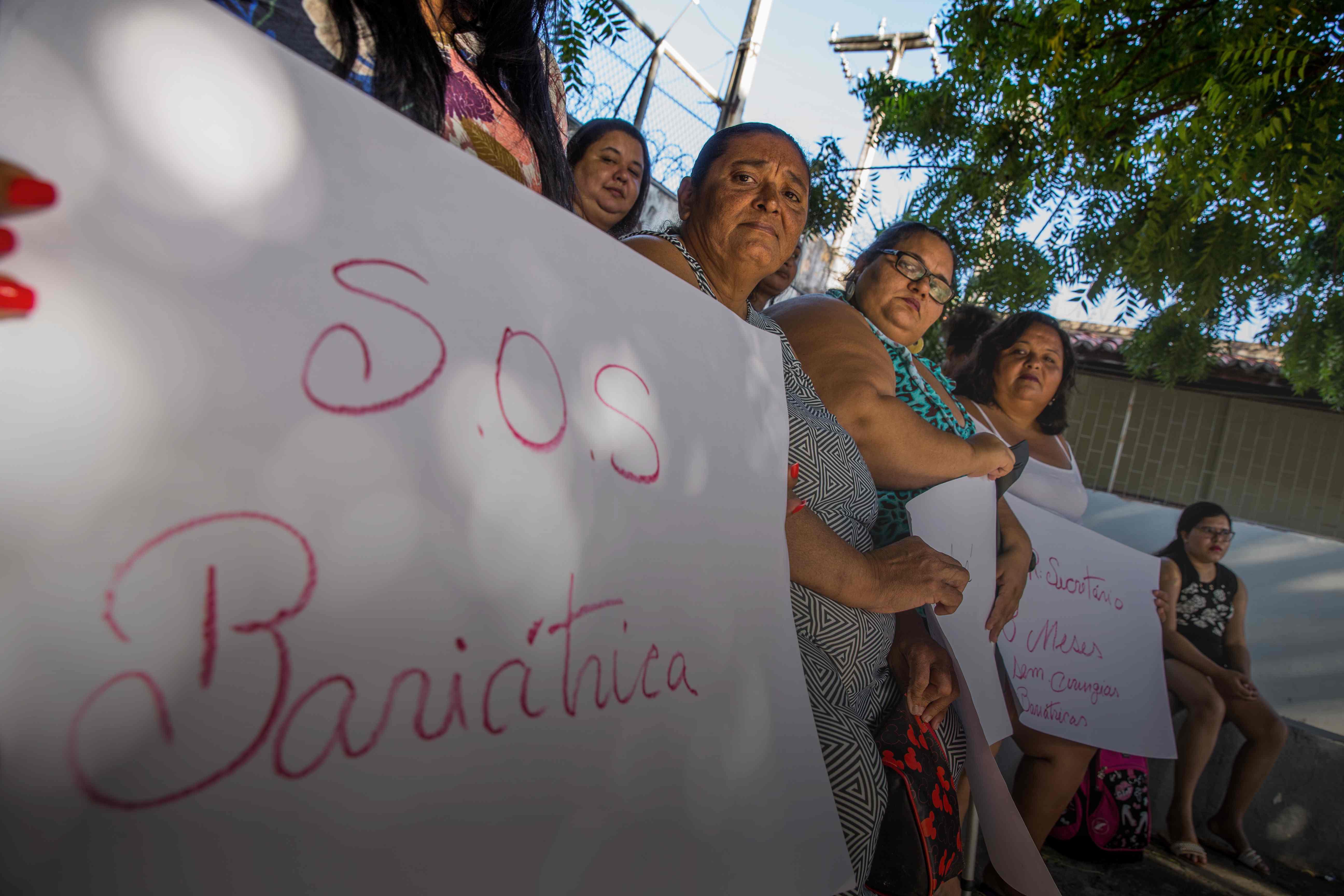 pessoas protestam por bariátrica no sus, em fortaleza