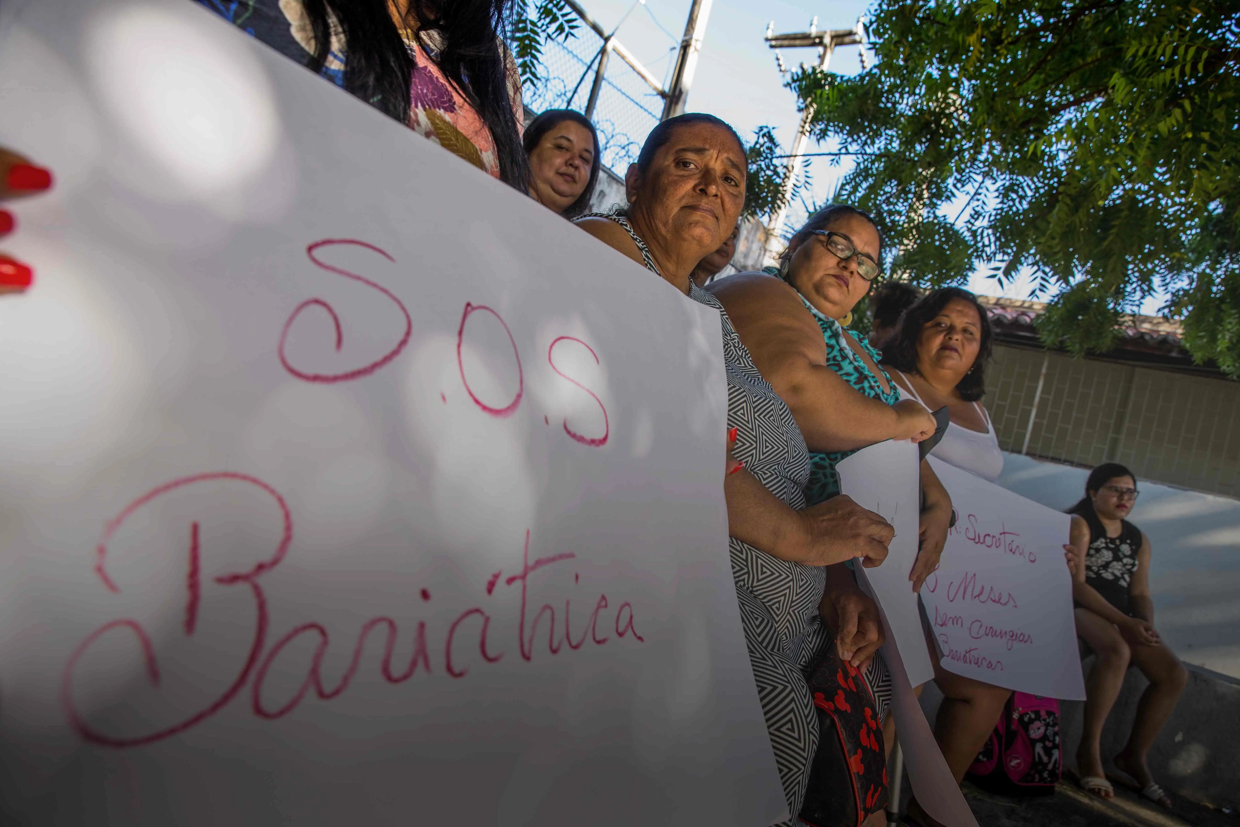 pessoas protestam por bariátrica no sus, em fortaleza