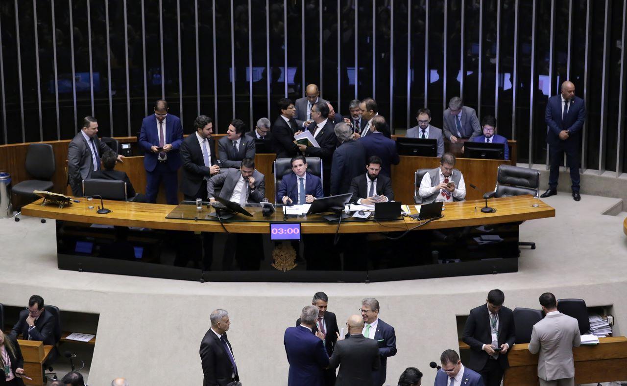 imagem mostra mesa do plenário da câmara dos deputados, durante votação da pec da blindagem