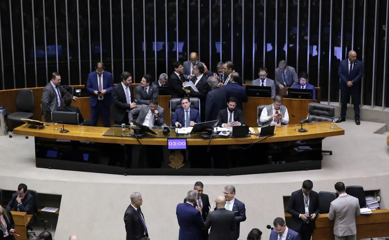 imagem mostra mesa do plenário da câmara dos deputados, durante votação da pec da blindagem