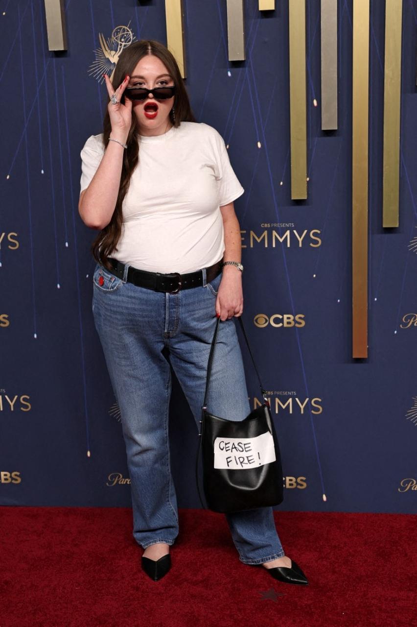 Megan Stalter no tapete vermelho do Emmy Awards 2025