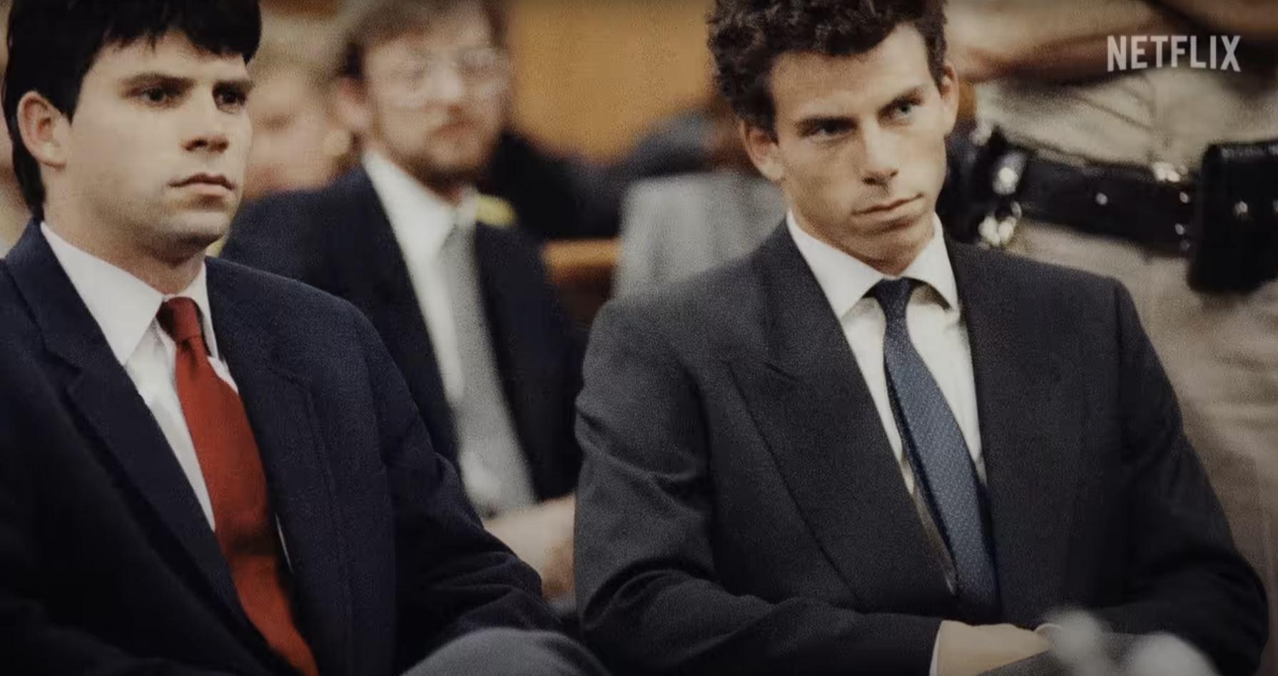 irmãos Menendez em cena de série documental da Netflix