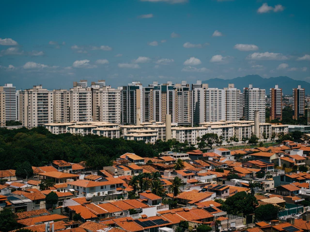 Imagem de Fortaleza com construções de casas e apartamentos