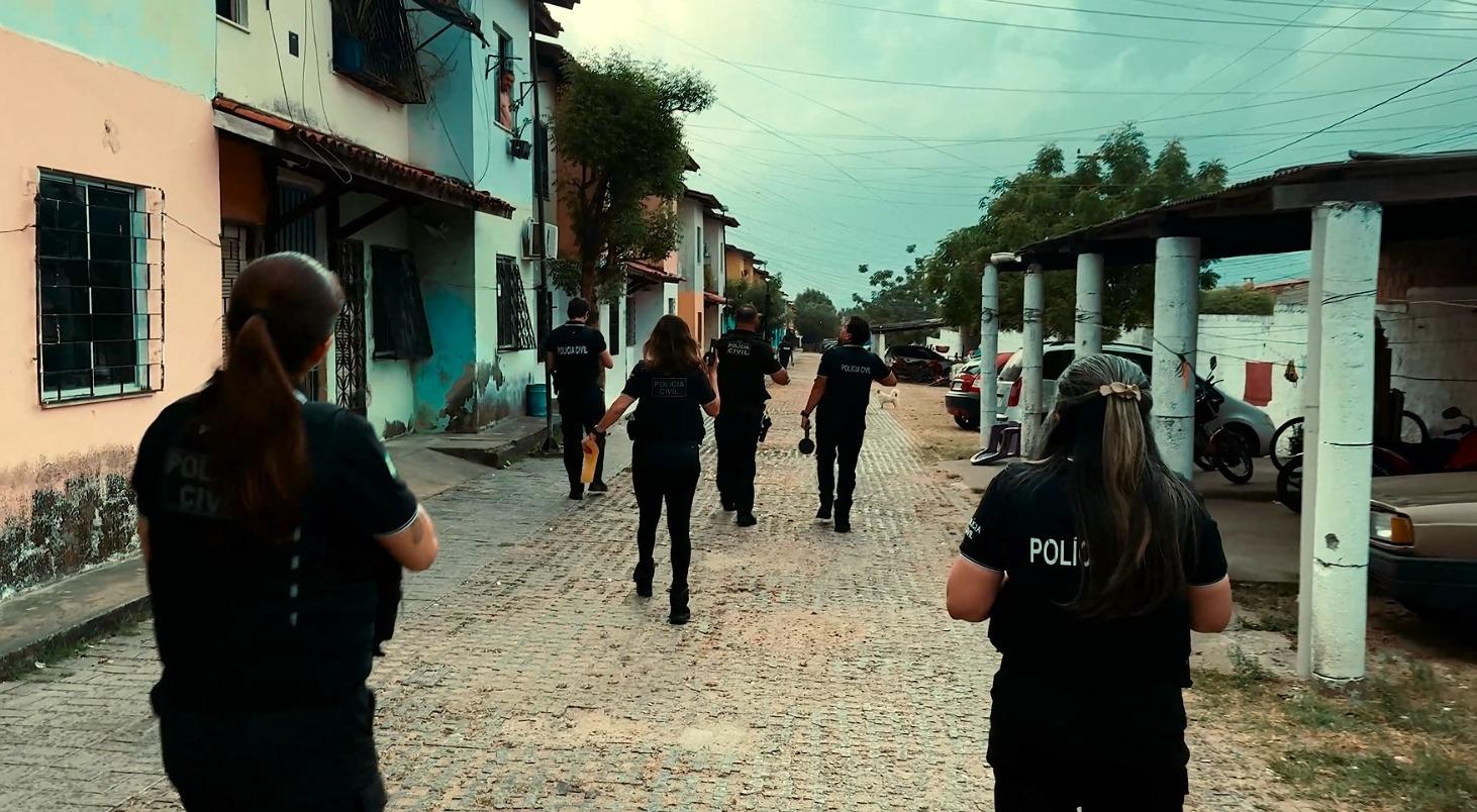 Policiais entram em comunidade em busca de suspeitos