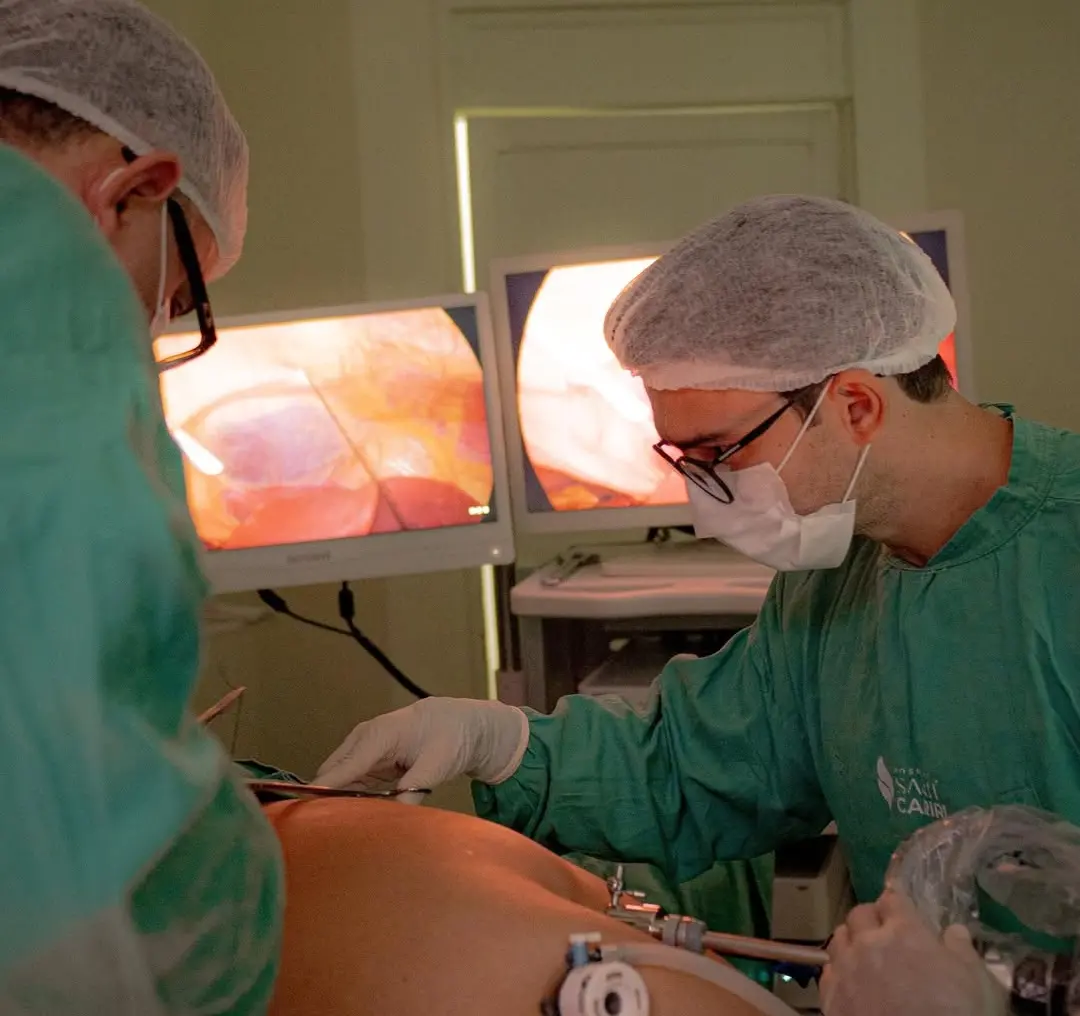 Médicos realizando cirurgia bariátrica