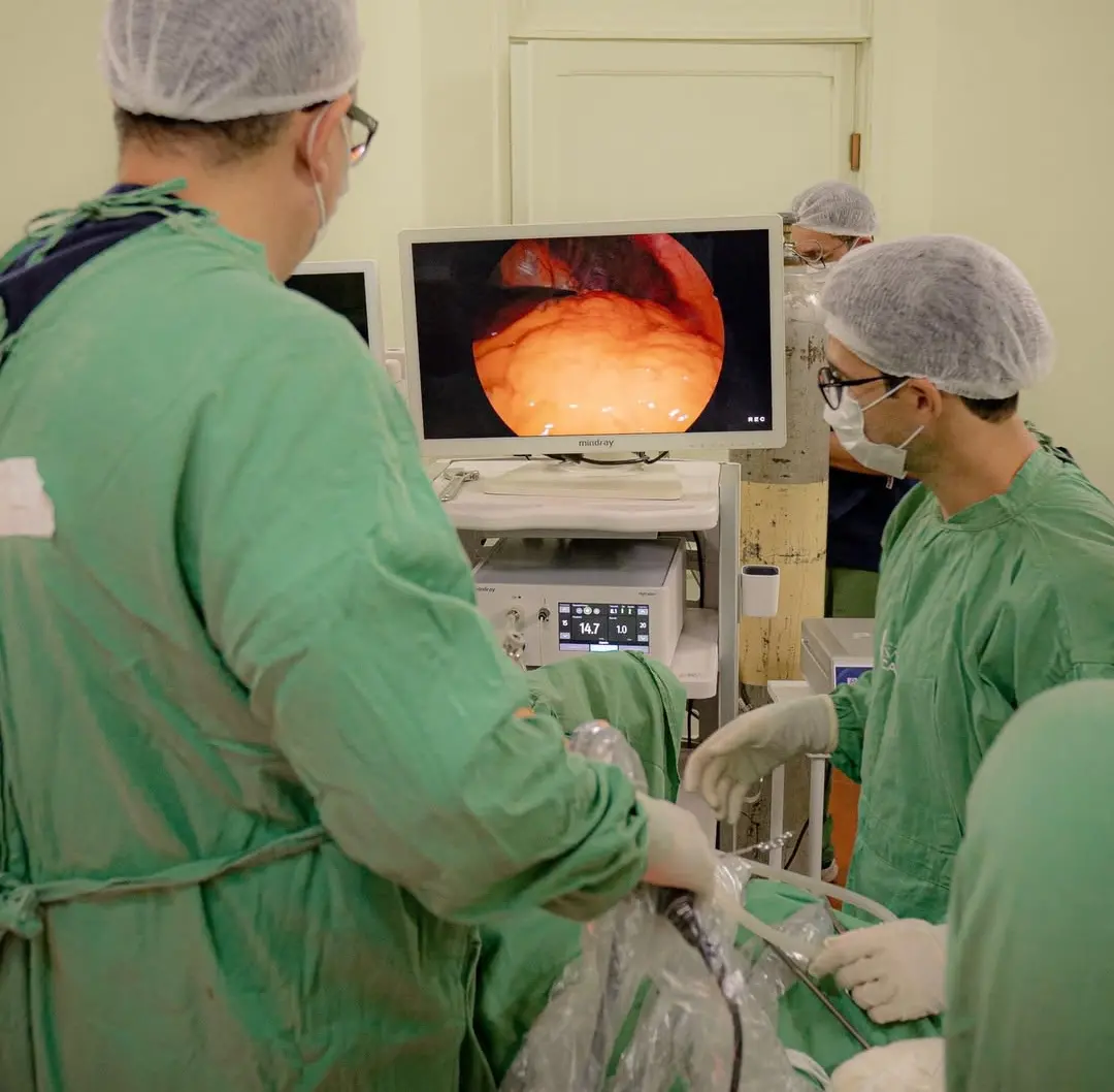 Médicos realizando cirurgia bariátrica