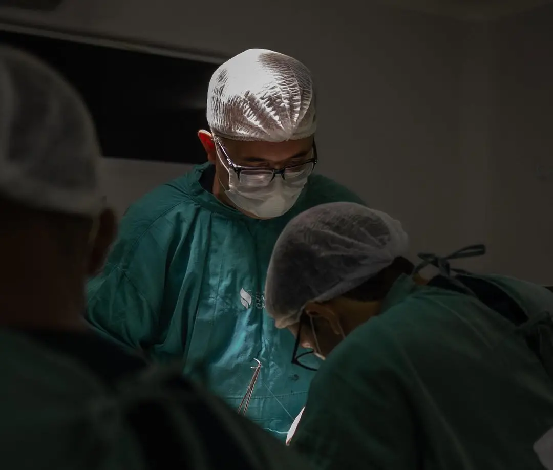 Médicos realizando cirurgia bariátrica