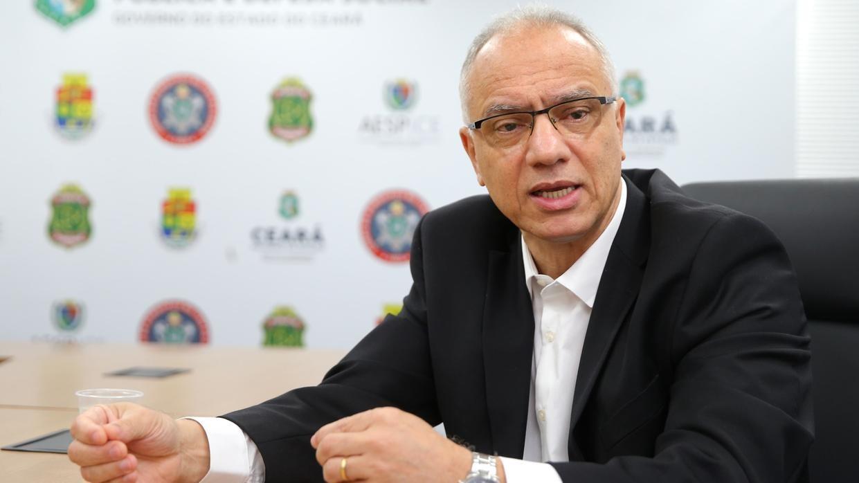 Roberto Sá discursa em coletiva de imprensa