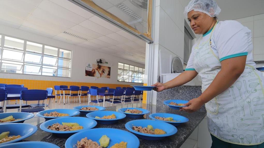 Foto mostra merenda escolar sendo servida em escola municipal de Fortaleza