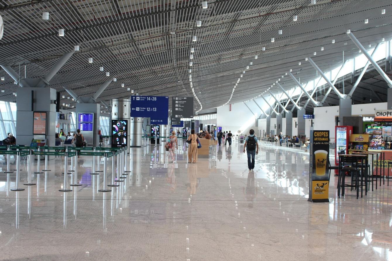 Foto que contém área de embarque e desembarque do Aeroporto Internacional Pinto Martins