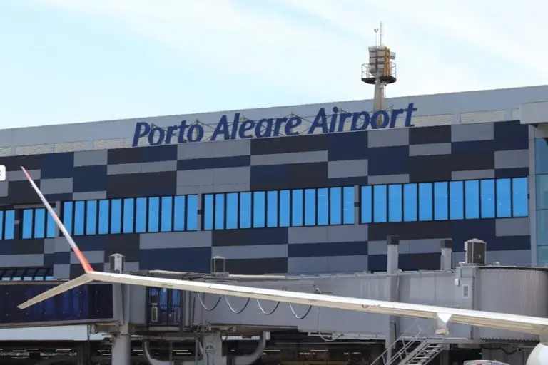 Foto que contém fachada do Aeroporto Internacional Salgado Filho, em Porto Alegre