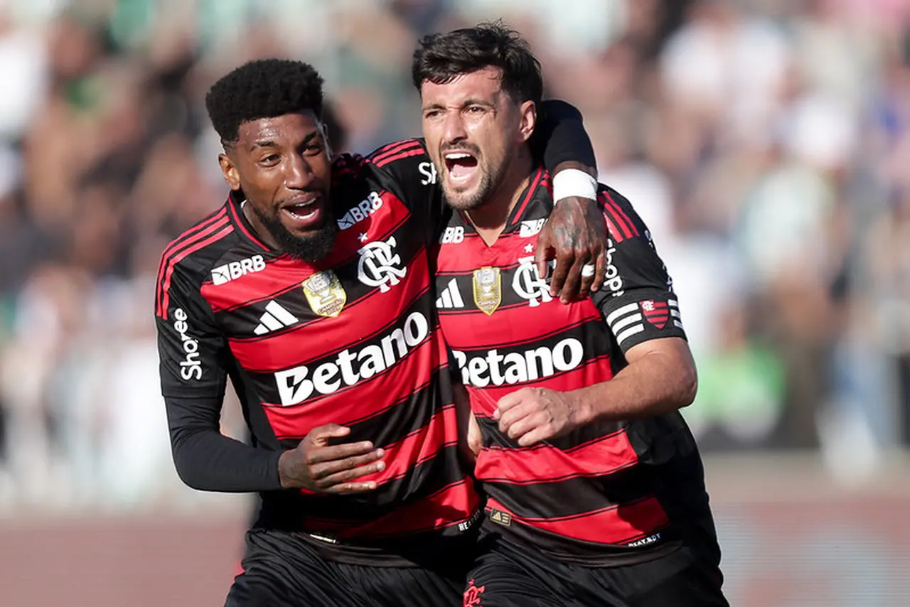 Foto de Emerson Royal e Arrascaeta durante Juventude x Flamengo na Série A do Brasileirão